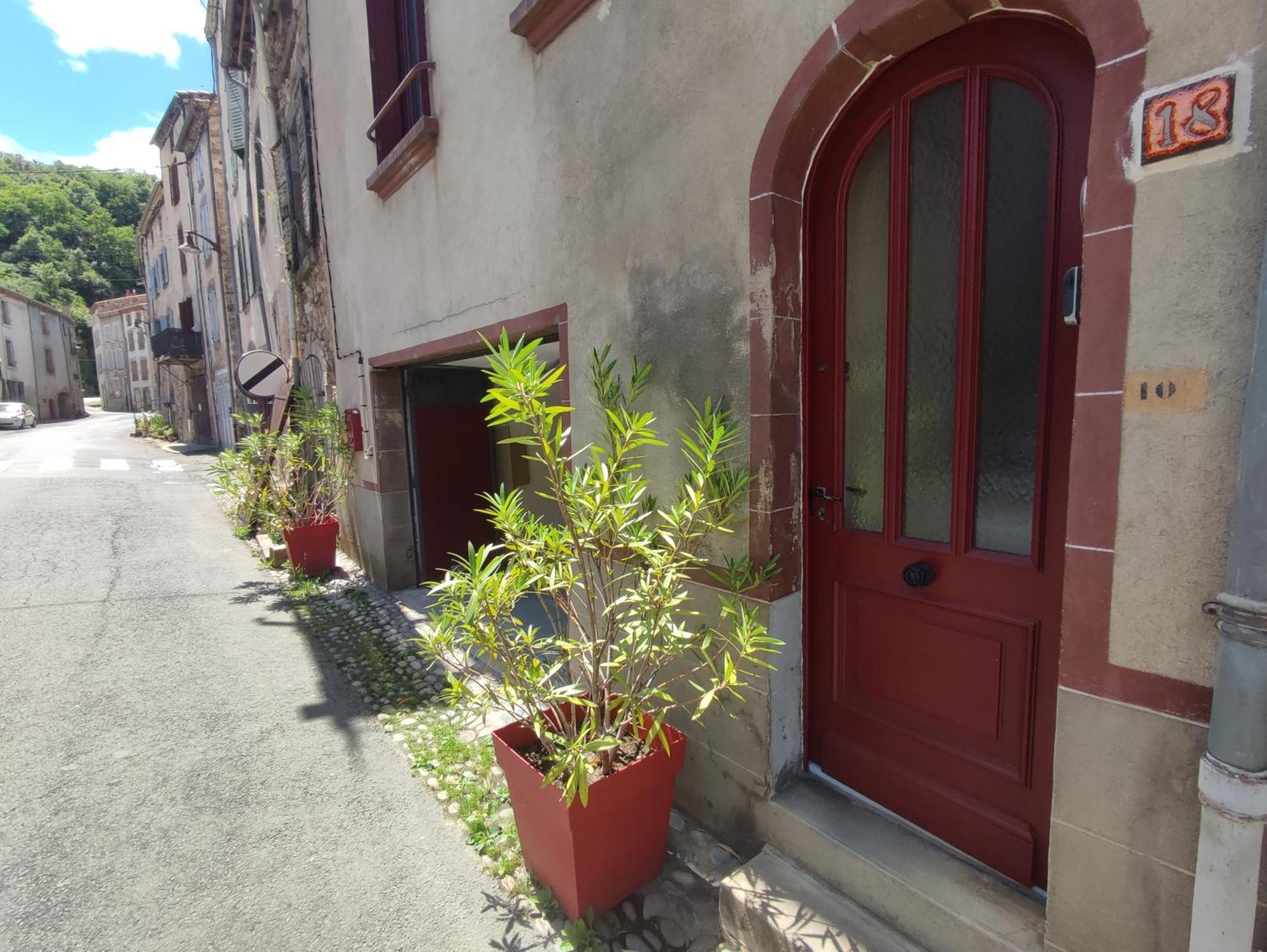 Les Insolites De Champeix Exterior photo